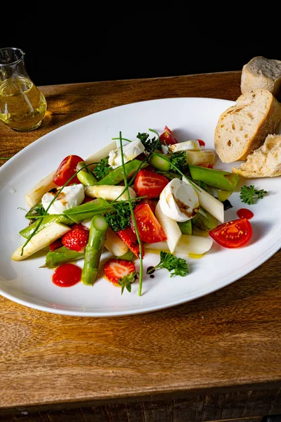 Çilekli Kuşkonmaz Salatası Domates Keçi Peyniri — Stok fotoğraf