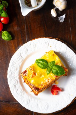 Bolonez ve beşamel soslu lezzetli lazanya.