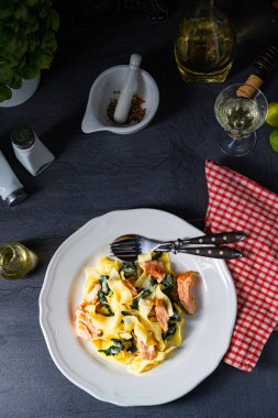 Somonlu Tagliatelle ve krema soslu ıspanak.