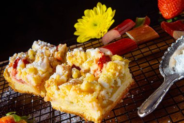 Çilekli raventli kek ve şekerleme.