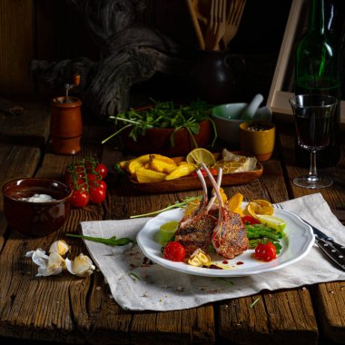 Yeşil kuşkonmaz ve limonla marine edilmiş kuzu pirzolası.