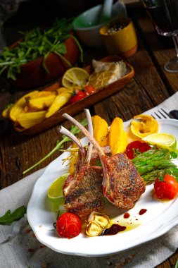 Yeşil kuşkonmaz ve limonla marine edilmiş kuzu pirzolası.