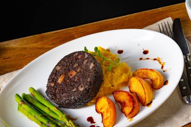 Yeşil kuşkonmaz ve kızarmış elmalı puding.