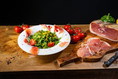 Kurutulmuş İspanyol jambonlu roket salatası.