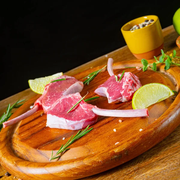 Tagliere Legno Fresco Crudo Costolette Agnello — Foto Stock