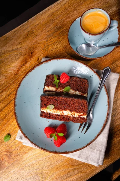 라즈베리와 커피를 곁들인 거침없는 초콜릿 케이크 — 스톡 사진
