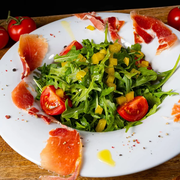 Ensalada Rúcula Con Jamón Español Seco —  Fotos de Stock