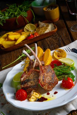 Yeşil kuşkonmaz ve limonla marine edilmiş kuzu pirzolası.