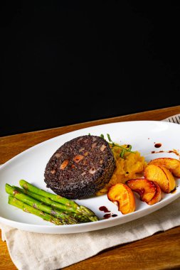 Yeşil kuşkonmaz ve kızarmış elmalı puding.