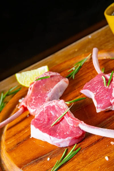 Raw Fresh Lamb Chops Wooden Cutting Board — Stock fotografie