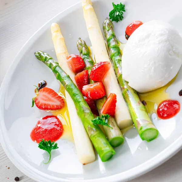 Burrata Sýr Chřestem Jahodami — Stock fotografie