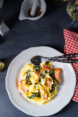 Somonlu Tagliatelle ve krema soslu ıspanak.