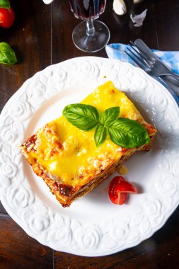 Bolonez ve beşamel soslu lezzetli lazanya.