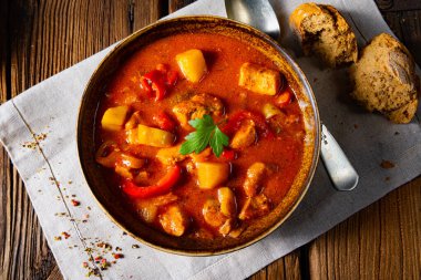 Kırmızı biberli rustik Macar gulaş çorbası.