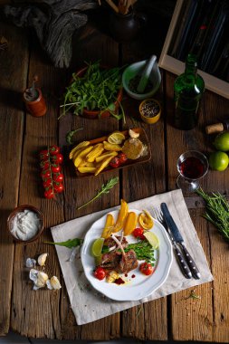 Yeşil kuşkonmaz ve limonla marine edilmiş kuzu pirzolası.