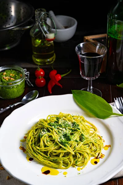 Pasta Met Wilde Knoflook Pesto Pijnboompitten — Stockfoto