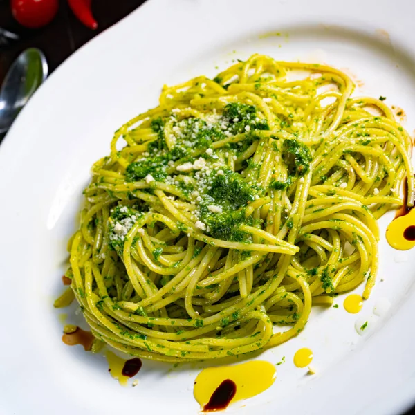 意大利面 配大蒜 豌豆和松果 — 图库照片