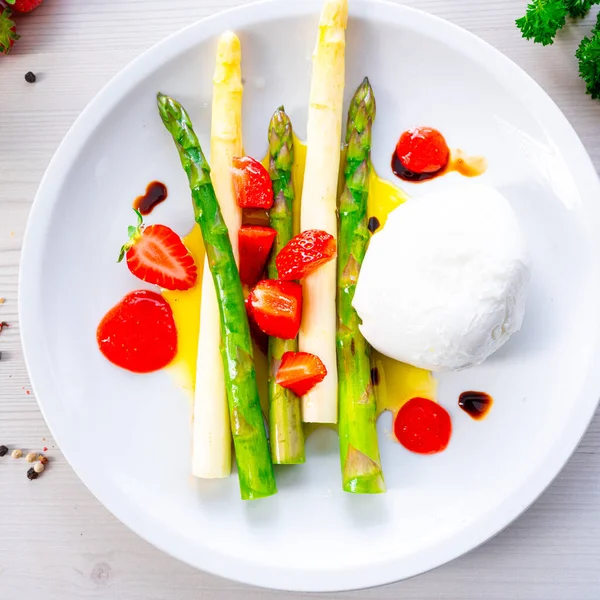 Queso Burrata Con Espárragos Fresas —  Fotos de Stock