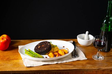 Yeşil kuşkonmaz ve kızarmış elmalı puding.