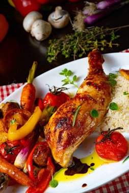 Kızarmış tavuk budu, sebze ve pilav.