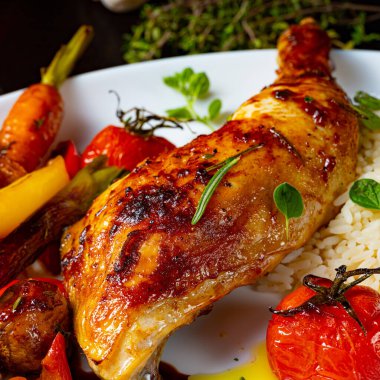 Kızarmış tavuk budu, sebze ve pilav.