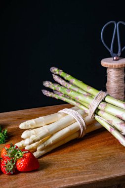 Masada yeşil ve beyaz kuşkonmaz