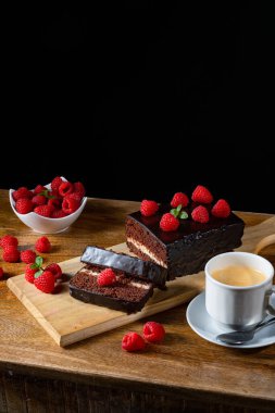 Ahududu ve kahveli çikolatalı kek.