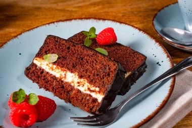 Ahududu ve kahveli Rustik çikolatalı kek.