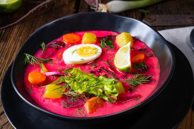 Botwinka Polonya bahar pancar çorbası