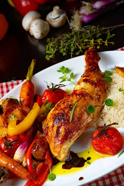 Kızarmış tavuk budu, sebze ve pilav.