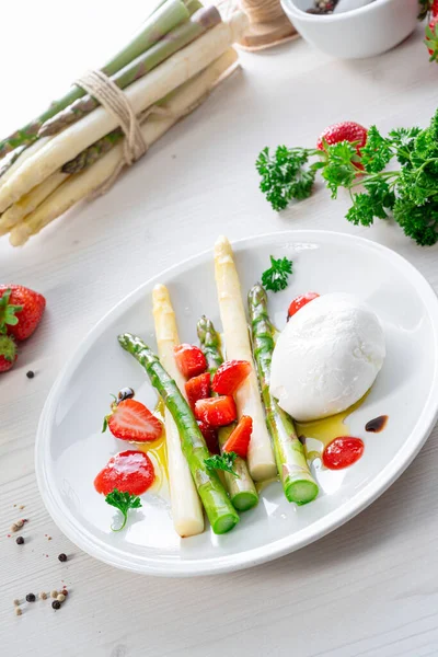 Queso Burrata Con Espárragos Fresas — Foto de Stock