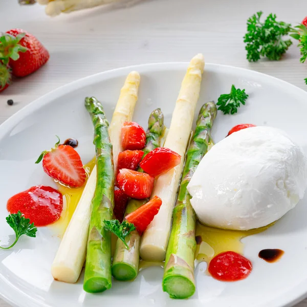 Queijo Burrata Com Espargos Morangos — Fotografia de Stock