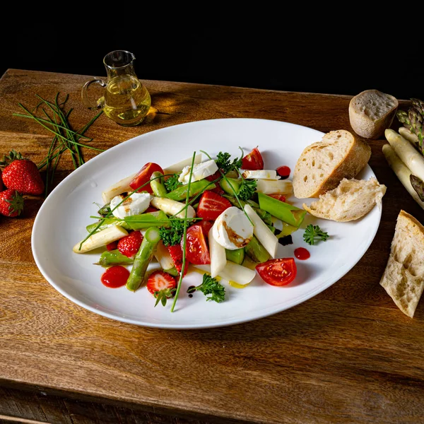 Salade Asperges Aux Fraises Tomates Fromage Chèvre — Photo