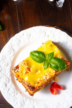 Bolonez ve beşamel soslu lezzetli lazanya.