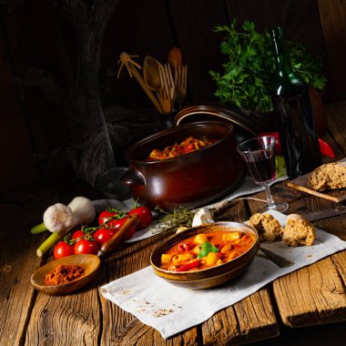 Kırmızı biberli rustik Macar gulaş çorbası.