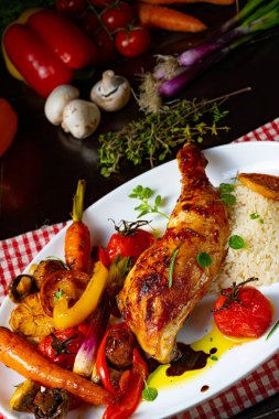 Kızarmış tavuk budu, sebze ve pilav.