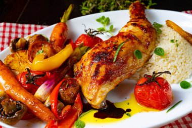 Kızarmış tavuk budu, sebze ve pilav.