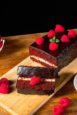 Ahududu ve kahveli çikolatalı kek.