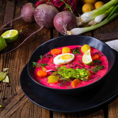 Botwinka Polonya bahar pancar çorbası