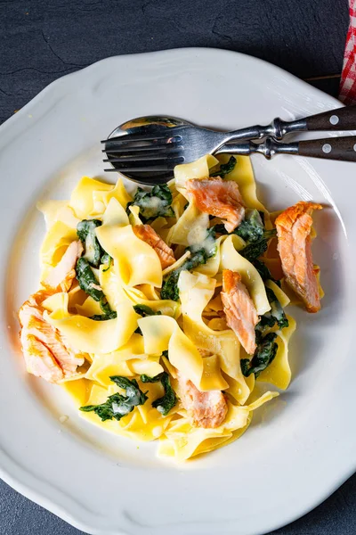 Tagliatelle Met Zalm Spinazie Een Roomsaus — Stockfoto