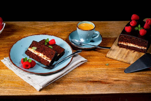 Rustikaler Schokoladenkuchen Mit Himbeeren Und Kaffee — Stockfoto