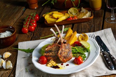 Yeşil kuşkonmaz ve limonla marine edilmiş kuzu pirzolası.