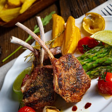 Yeşil kuşkonmaz ve limonla marine edilmiş kuzu pirzolası.