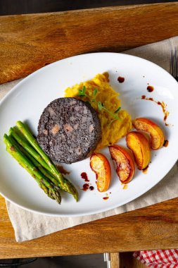 Yeşil kuşkonmaz ve kızarmış elmalı puding.