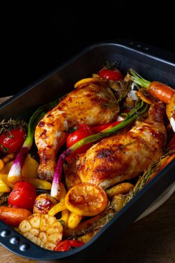 Çeşitli sebzelerle kızarmış tavuk bacağı.