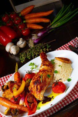 Kızarmış tavuk budu, sebze ve pilav.