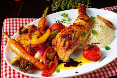 Kızarmış tavuk budu, sebze ve pilav.