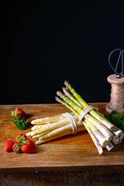 Masada yeşil ve beyaz kuşkonmaz