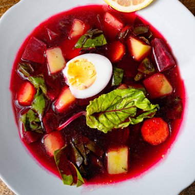 Polonya pancar çorbası (botwinka)