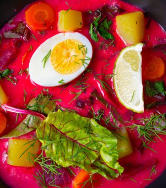 Botwinka Polonya bahar pancar çorbası